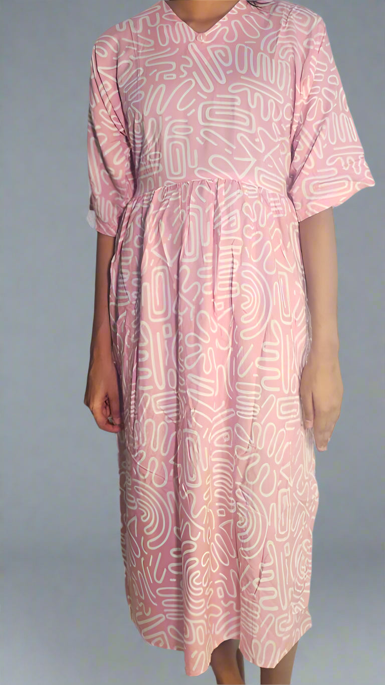 ऑफ-व्हाइट आर्किड किस के साथ मैजेंटा पुष्प प्रिंट फ्रिल्ड नाइटी।