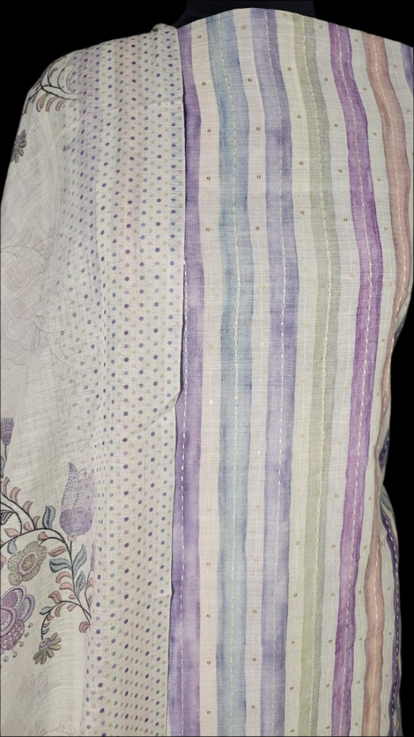 ऑफ-व्हाइट आर्किड किस के साथ मैजेंटा पुष्प प्रिंट फ्रिल्ड नाइटी।