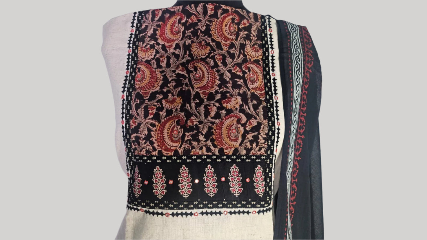 ऑफ-व्हाइट आर्किड किस के साथ मैजेंटा पुष्प प्रिंट फ्रिल्ड नाइटी।