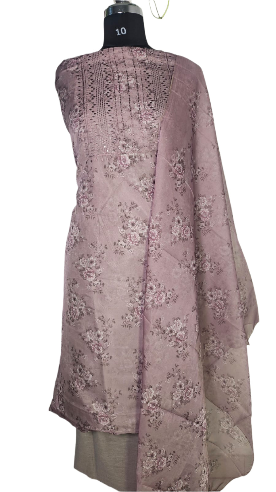 ऑफ-व्हाइट आर्किड किस के साथ मैजेंटा पुष्प प्रिंट फ्रिल्ड नाइटी।