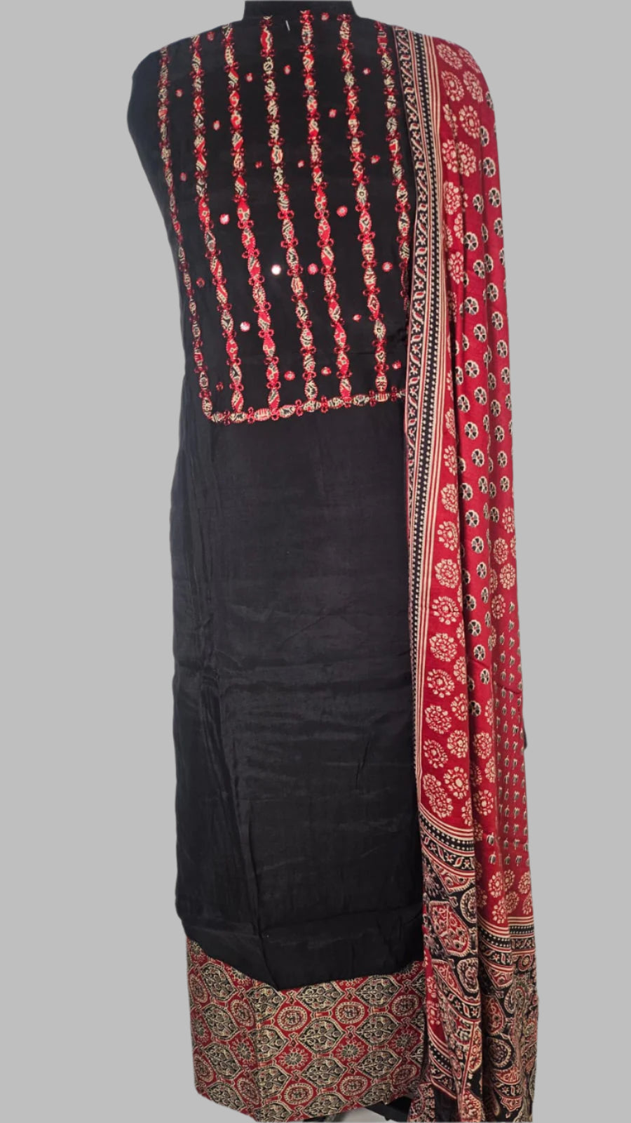 ✨ Elegant Black & Red Embroidered Suit with Kalamkari & Mirror work – A Timeless Statement! ✨
