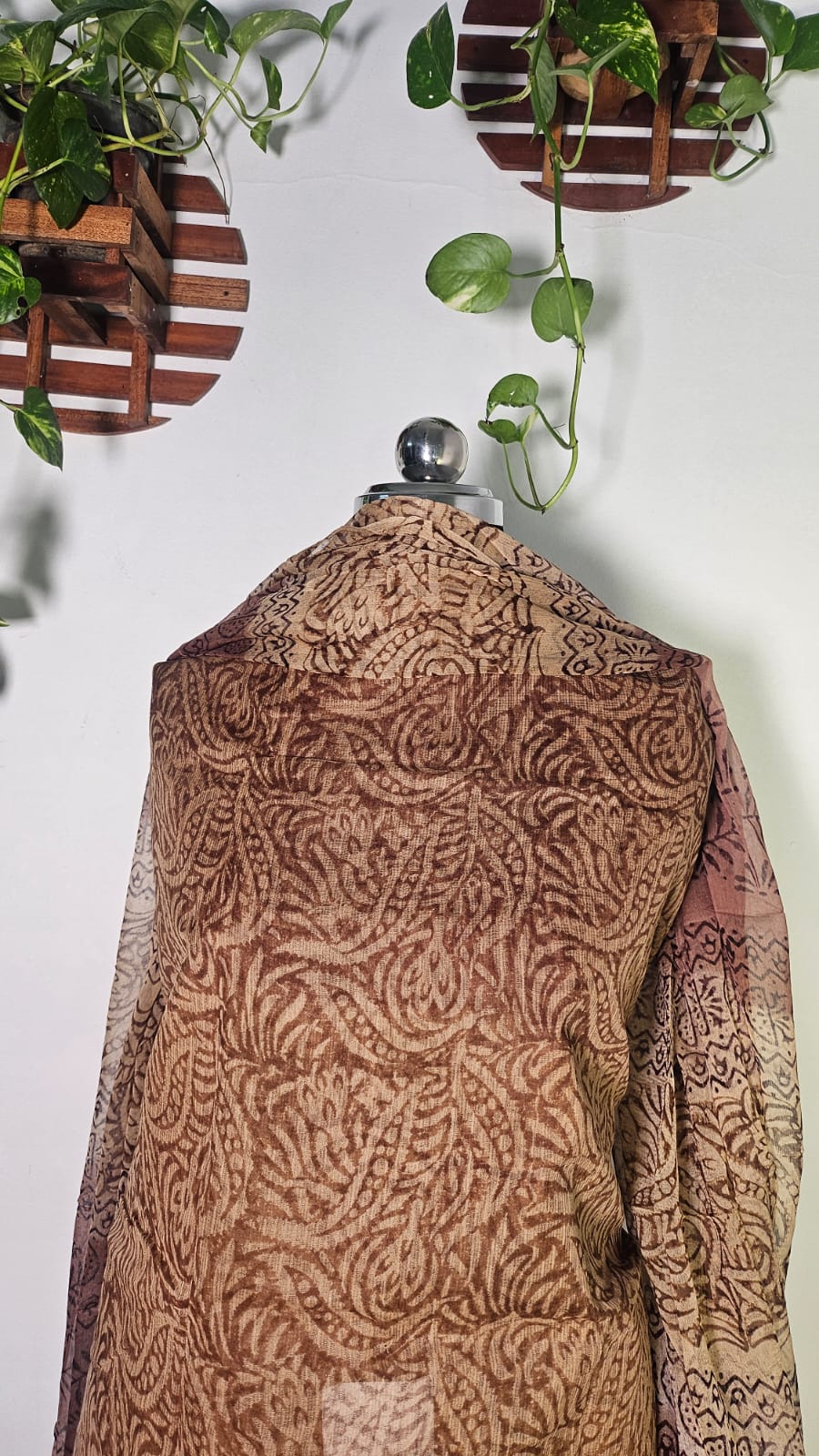 ऑफ-व्हाइट आर्किड किस के साथ मैजेंटा पुष्प प्रिंट फ्रिल्ड नाइटी।