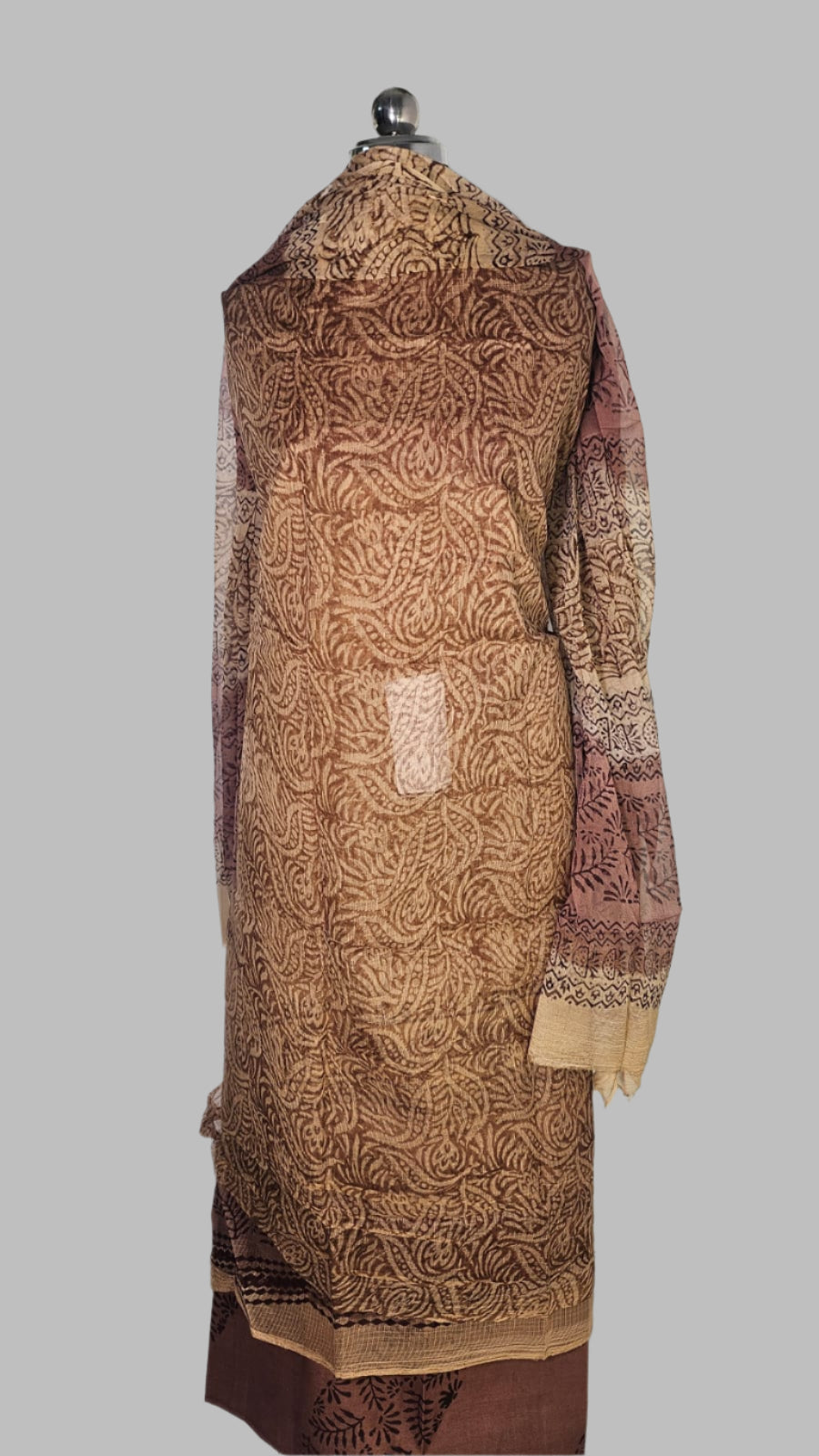 ऑफ-व्हाइट आर्किड किस के साथ मैजेंटा पुष्प प्रिंट फ्रिल्ड नाइटी।