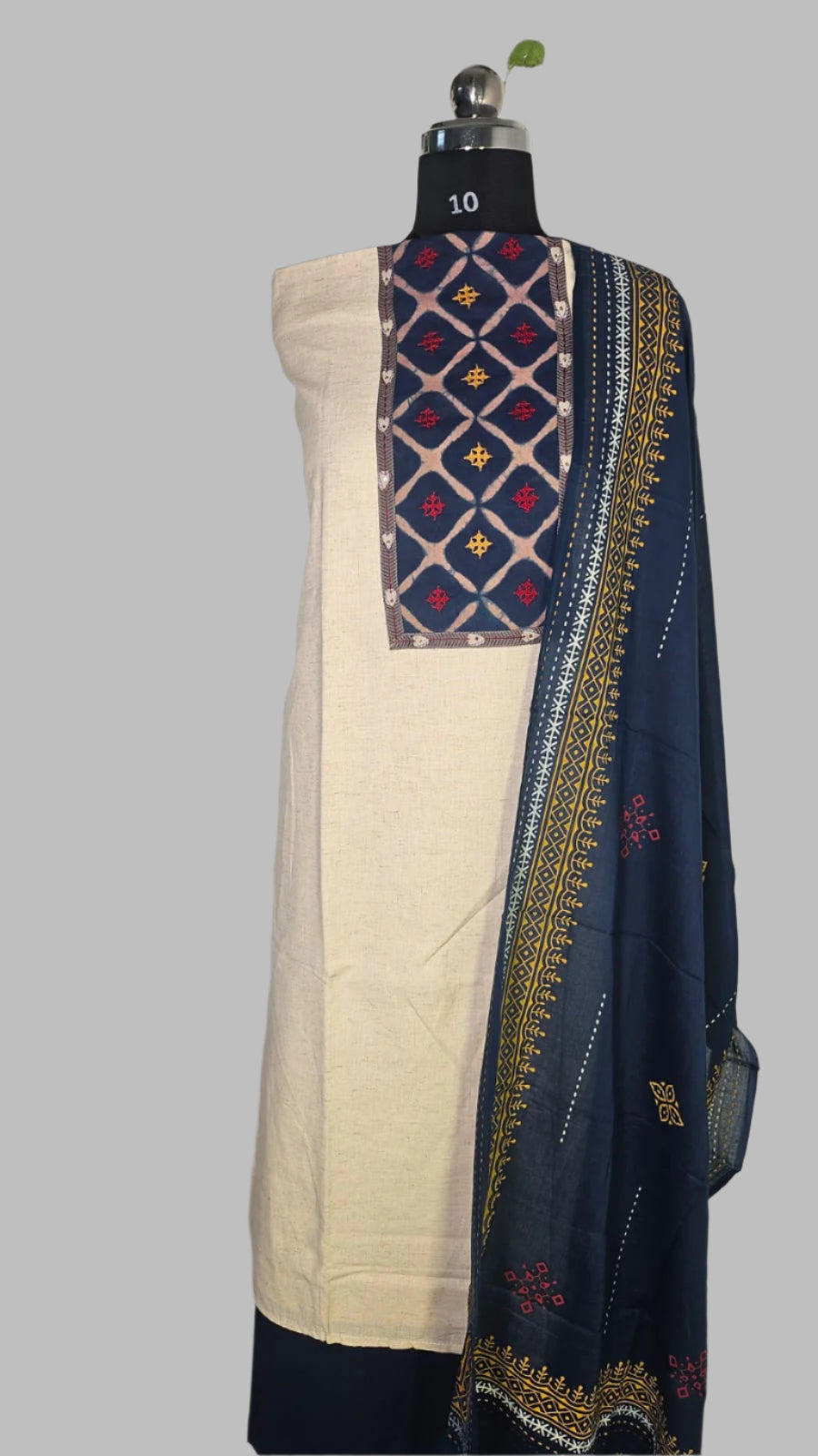 ऑफ-व्हाइट आर्किड किस के साथ मैजेंटा पुष्प प्रिंट फ्रिल्ड नाइटी।