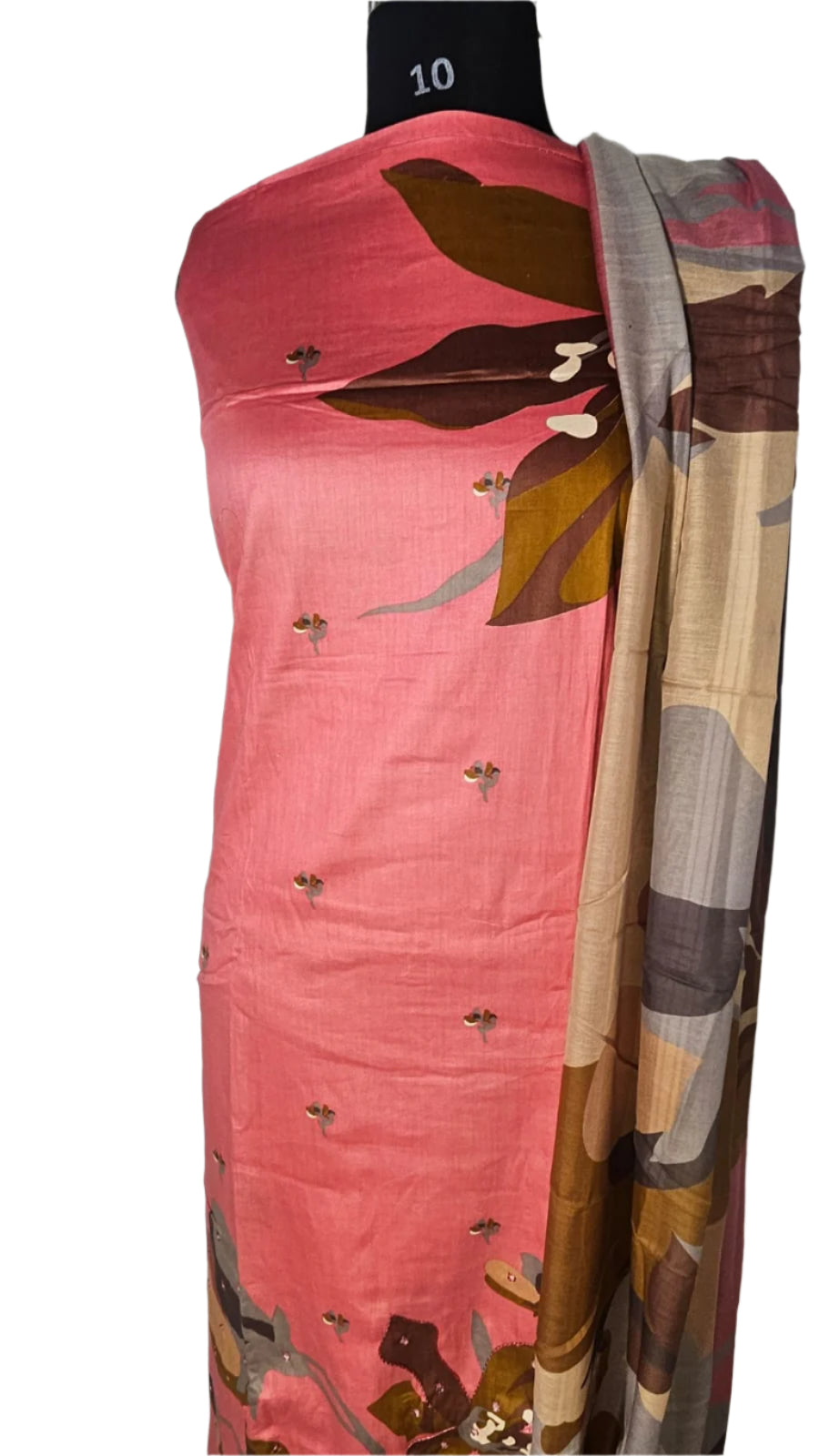 ऑफ-व्हाइट आर्किड किस के साथ मैजेंटा पुष्प प्रिंट फ्रिल्ड नाइटी।