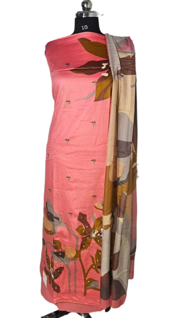 ऑफ-व्हाइट आर्किड किस के साथ मैजेंटा पुष्प प्रिंट फ्रिल्ड नाइटी।