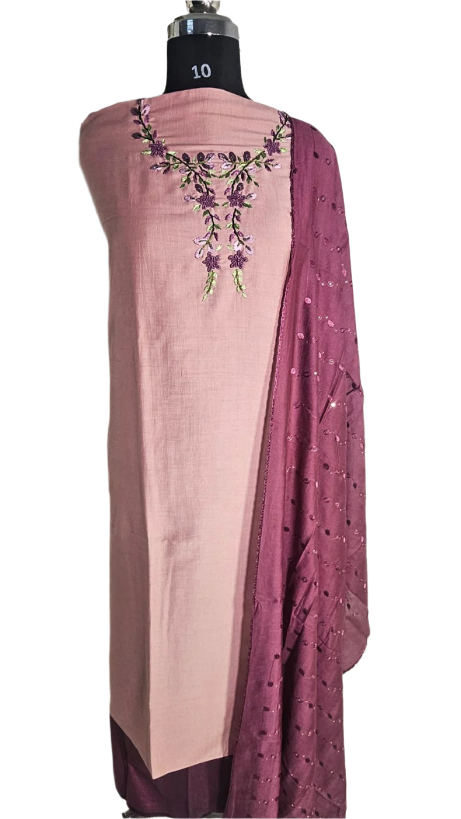 ऑफ-व्हाइट आर्किड किस के साथ मैजेंटा पुष्प प्रिंट फ्रिल्ड नाइटी।