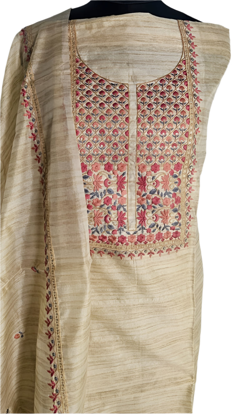 ऑफ-व्हाइट आर्किड किस के साथ मैजेंटा पुष्प प्रिंट फ्रिल्ड नाइटी।