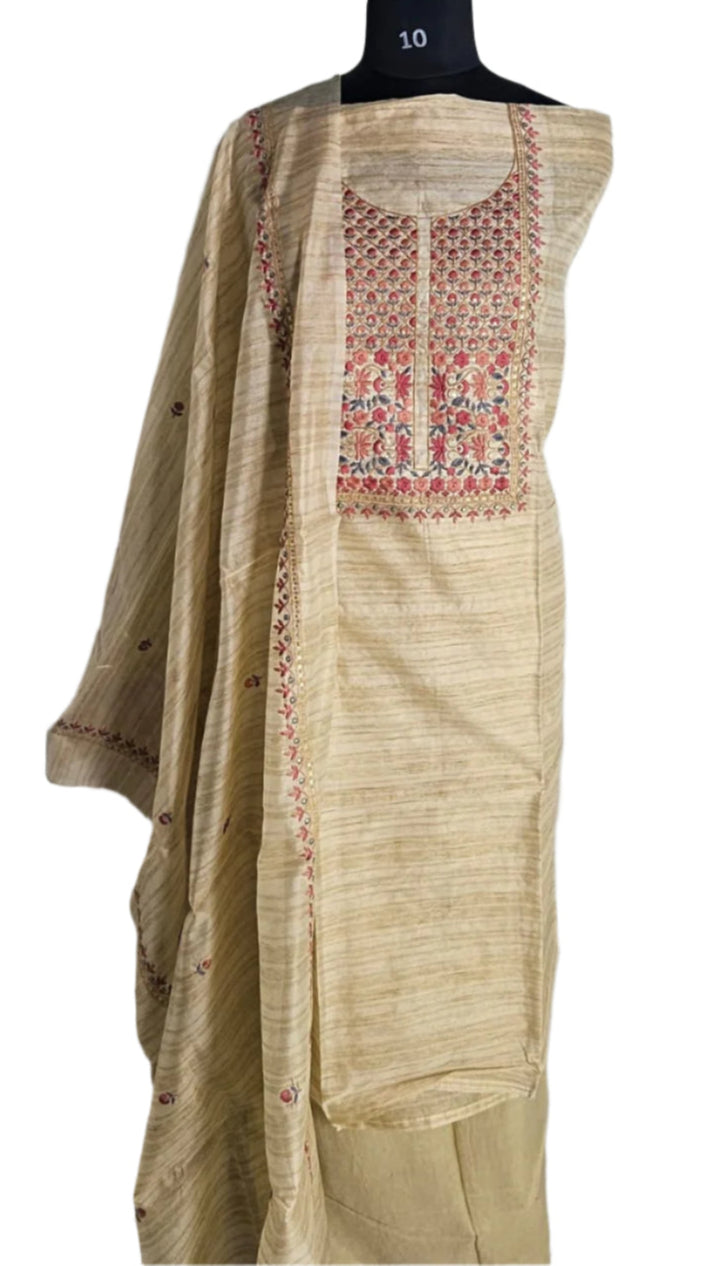 ऑफ-व्हाइट आर्किड किस के साथ मैजेंटा पुष्प प्रिंट फ्रिल्ड नाइटी।