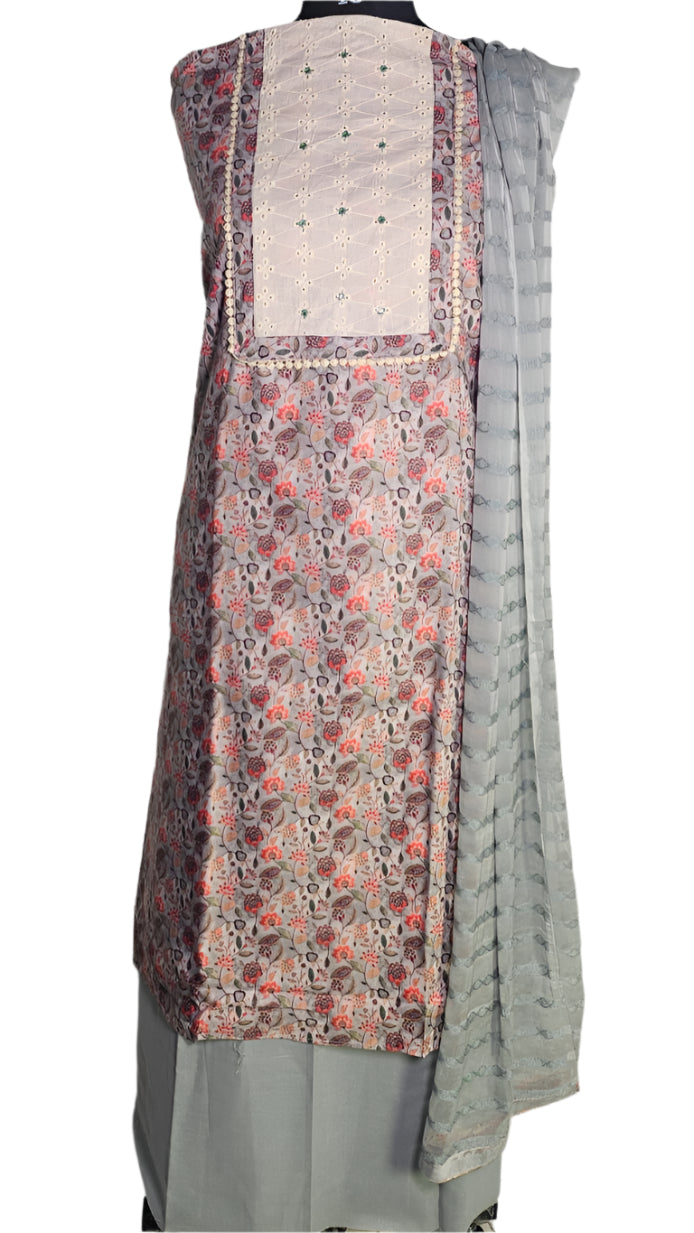 ऑफ-व्हाइट आर्किड किस के साथ मैजेंटा पुष्प प्रिंट फ्रिल्ड नाइटी।