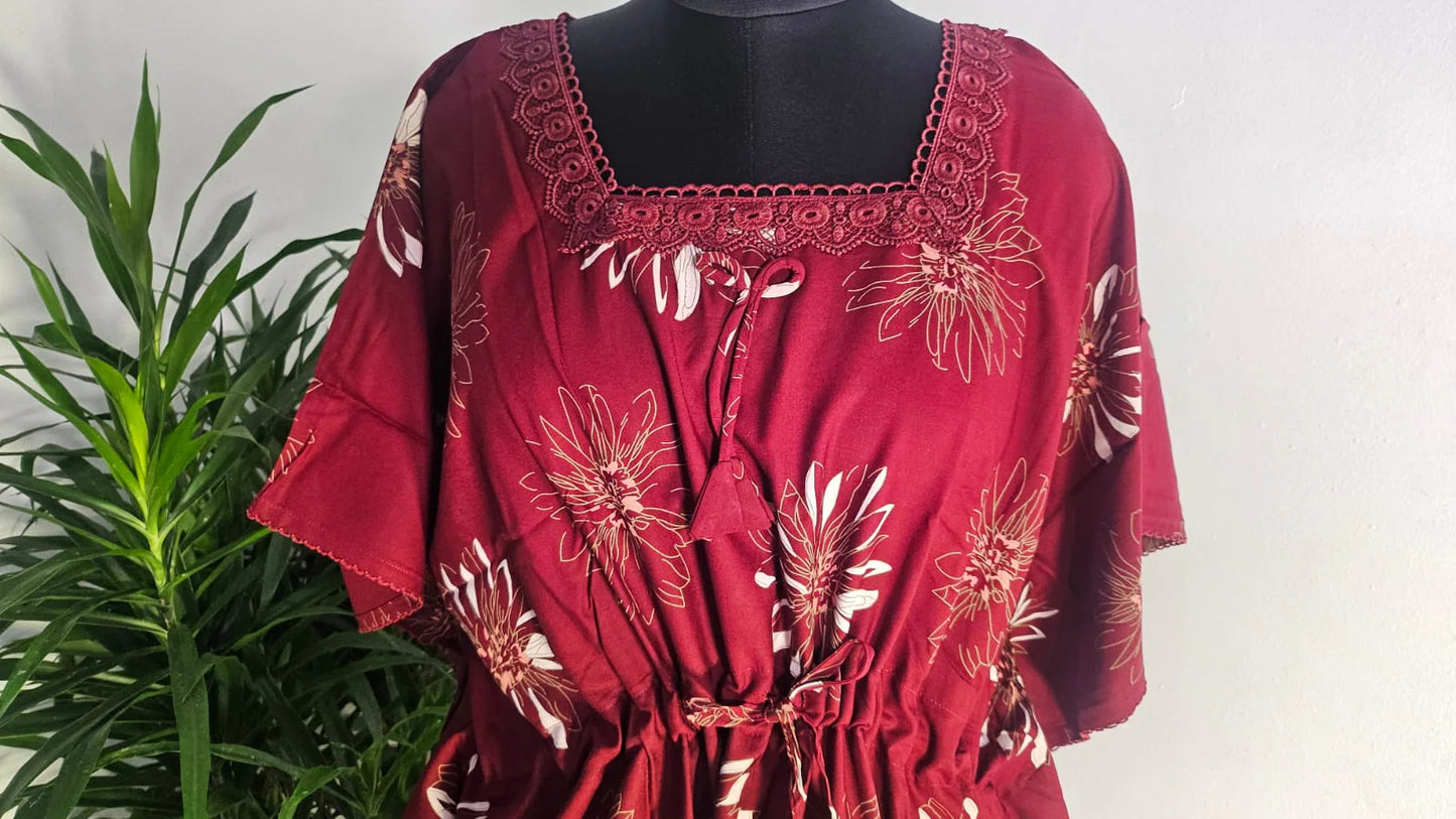 ऑफ-व्हाइट आर्किड किस के साथ मैजेंटा पुष्प प्रिंट फ्रिल्ड नाइटी।