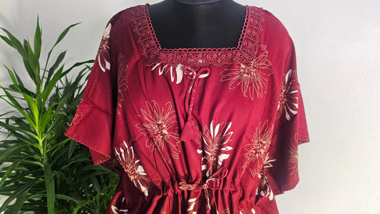 ऑफ-व्हाइट आर्किड किस के साथ मैजेंटा पुष्प प्रिंट फ्रिल्ड नाइटी।