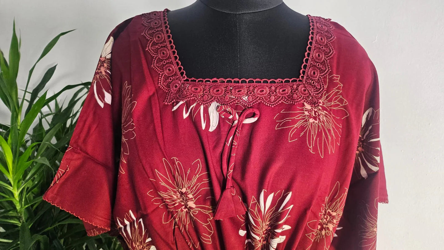 ऑफ-व्हाइट आर्किड किस के साथ मैजेंटा पुष्प प्रिंट फ्रिल्ड नाइटी।