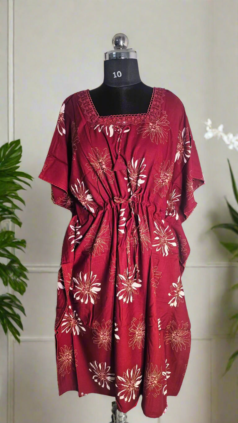 ऑफ-व्हाइट आर्किड किस के साथ मैजेंटा पुष्प प्रिंट फ्रिल्ड नाइटी।