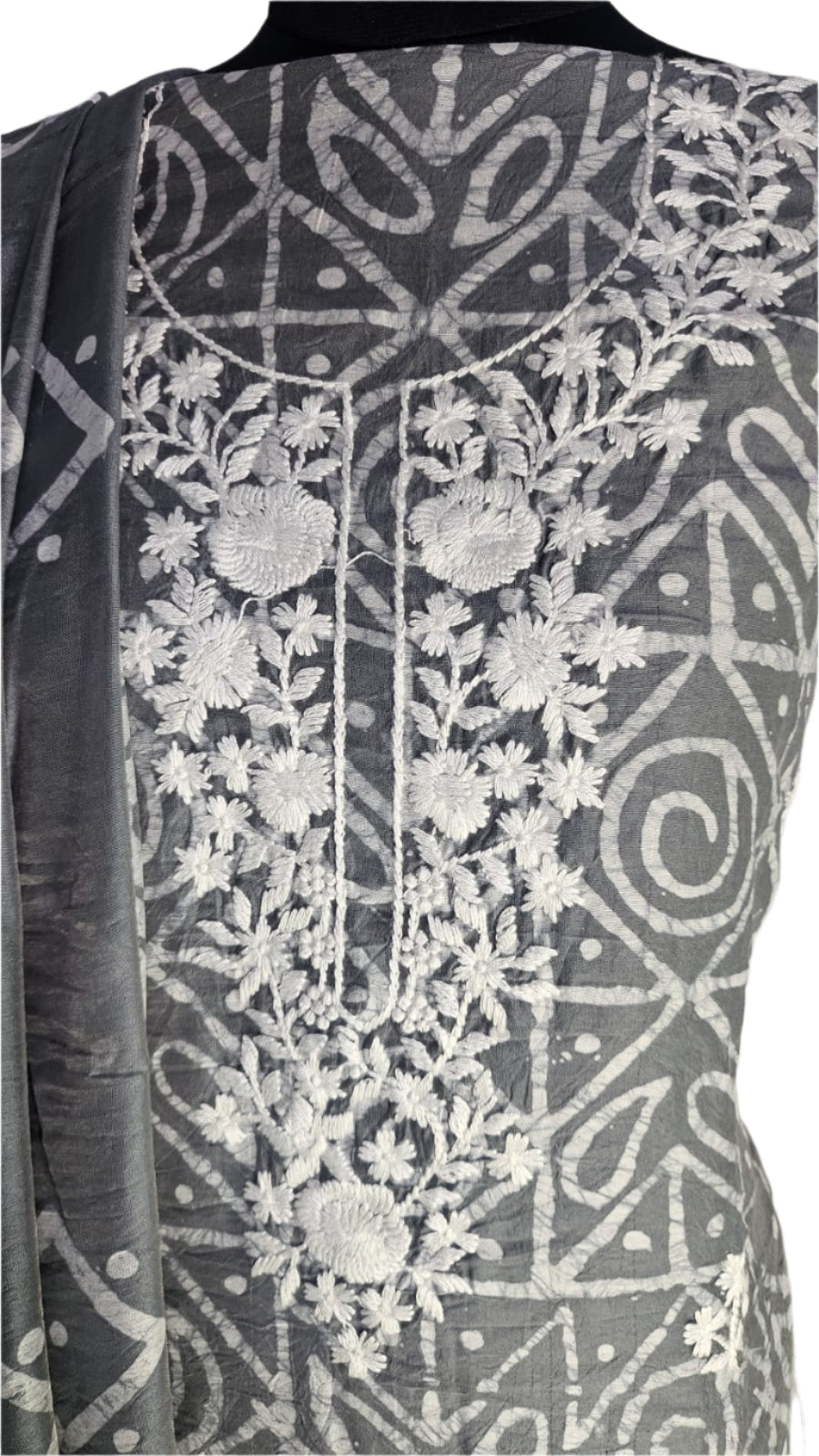 ऑफ-व्हाइट आर्किड किस के साथ मैजेंटा पुष्प प्रिंट फ्रिल्ड नाइटी।