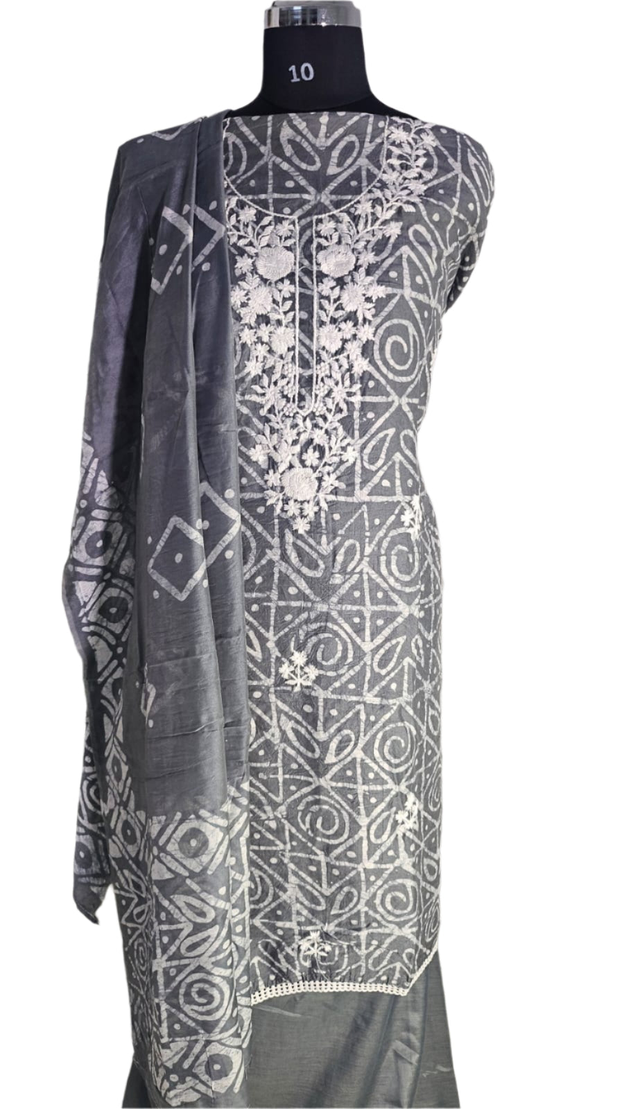 ऑफ-व्हाइट आर्किड किस के साथ मैजेंटा पुष्प प्रिंट फ्रिल्ड नाइटी।