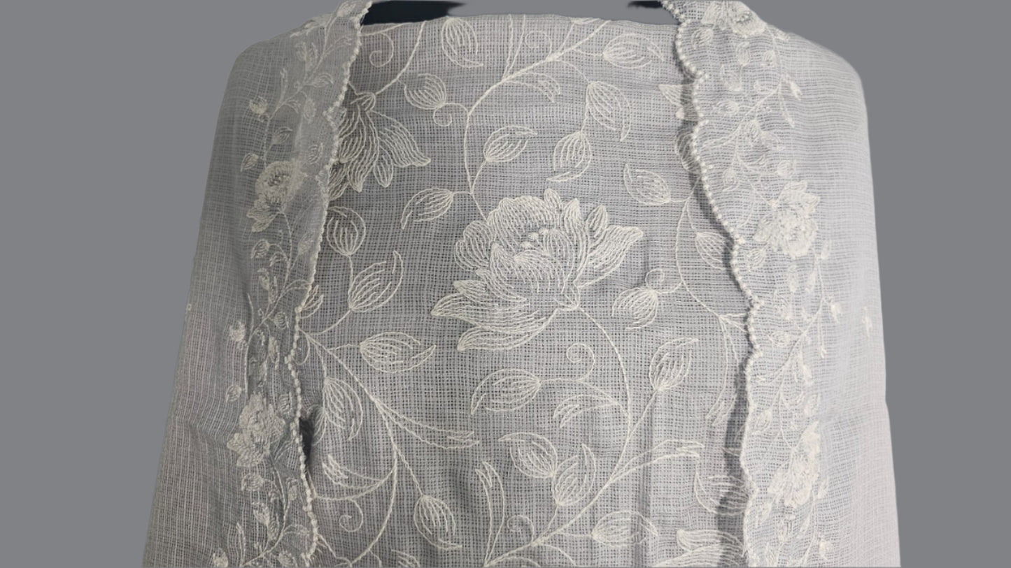 ऑफ-व्हाइट आर्किड किस के साथ मैजेंटा पुष्प प्रिंट फ्रिल्ड नाइटी।