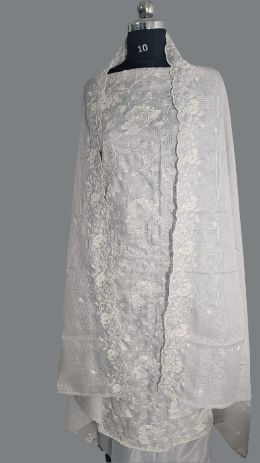 ऑफ-व्हाइट आर्किड किस के साथ मैजेंटा पुष्प प्रिंट फ्रिल्ड नाइटी।