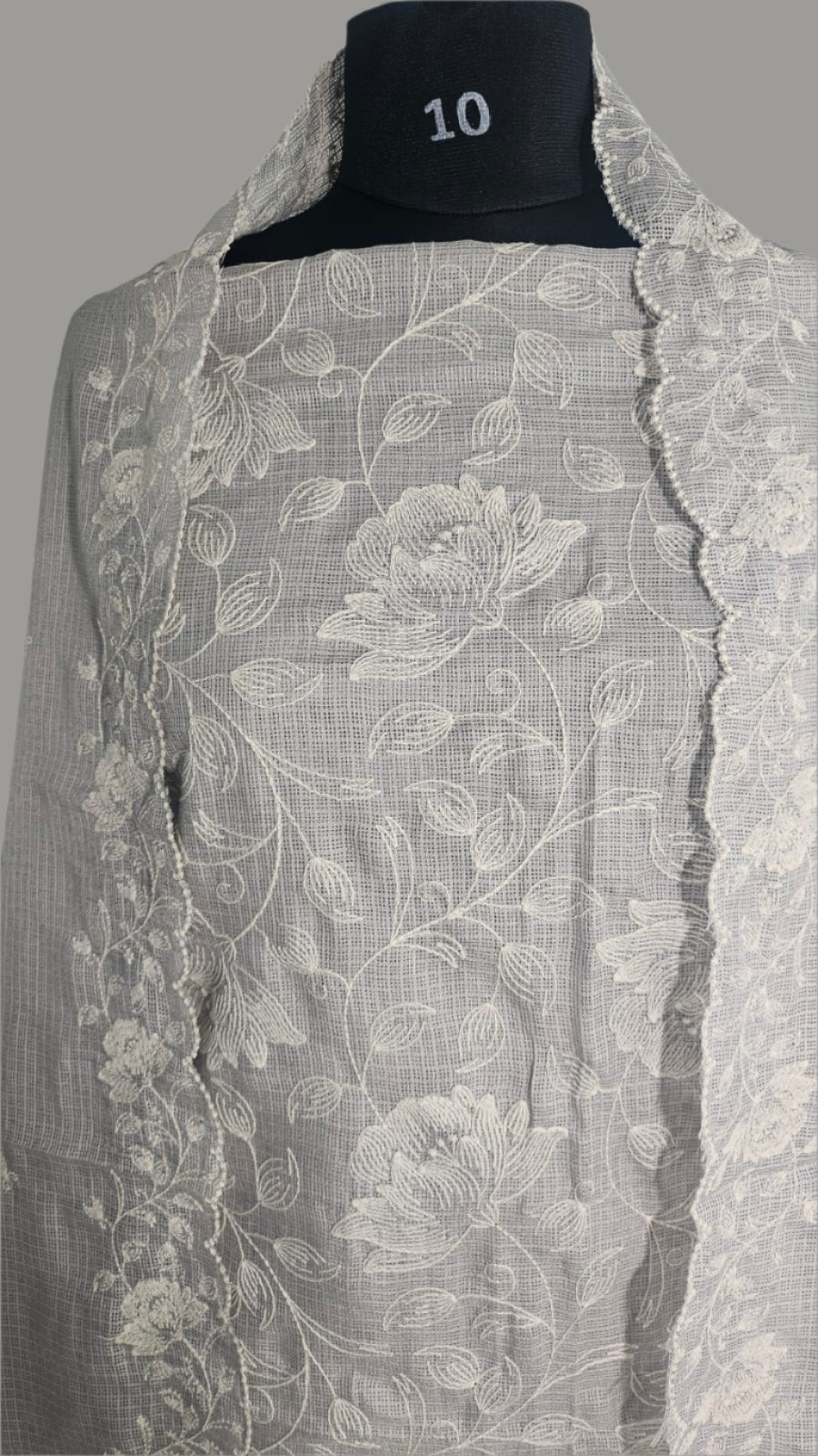 ऑफ-व्हाइट आर्किड किस के साथ मैजेंटा पुष्प प्रिंट फ्रिल्ड नाइटी।