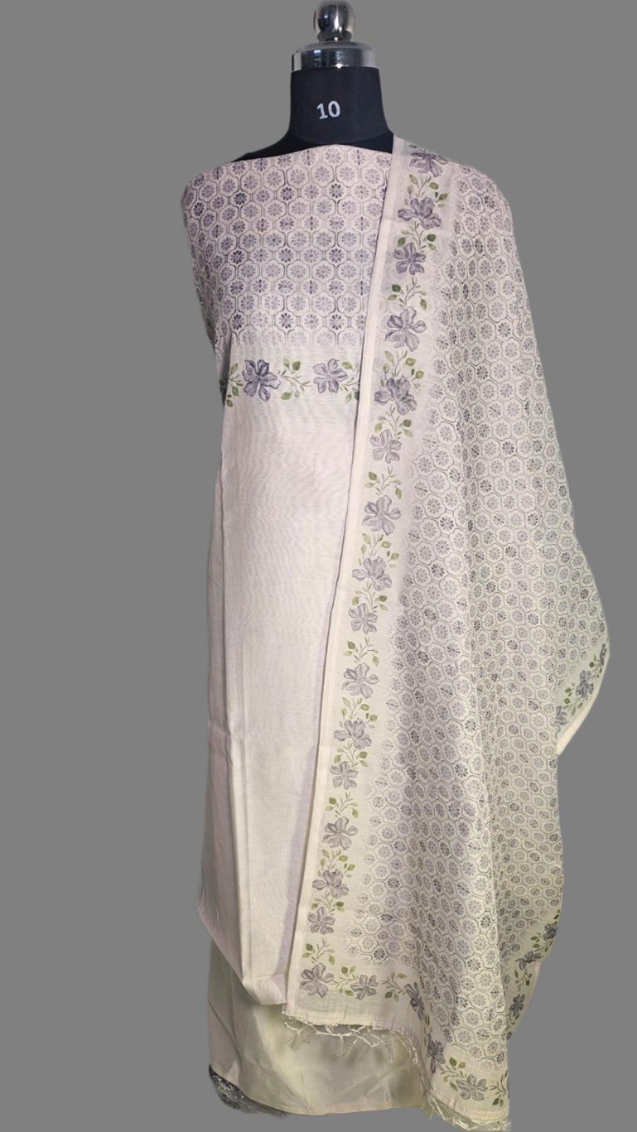 ऑफ-व्हाइट आर्किड किस के साथ मैजेंटा पुष्प प्रिंट फ्रिल्ड नाइटी।