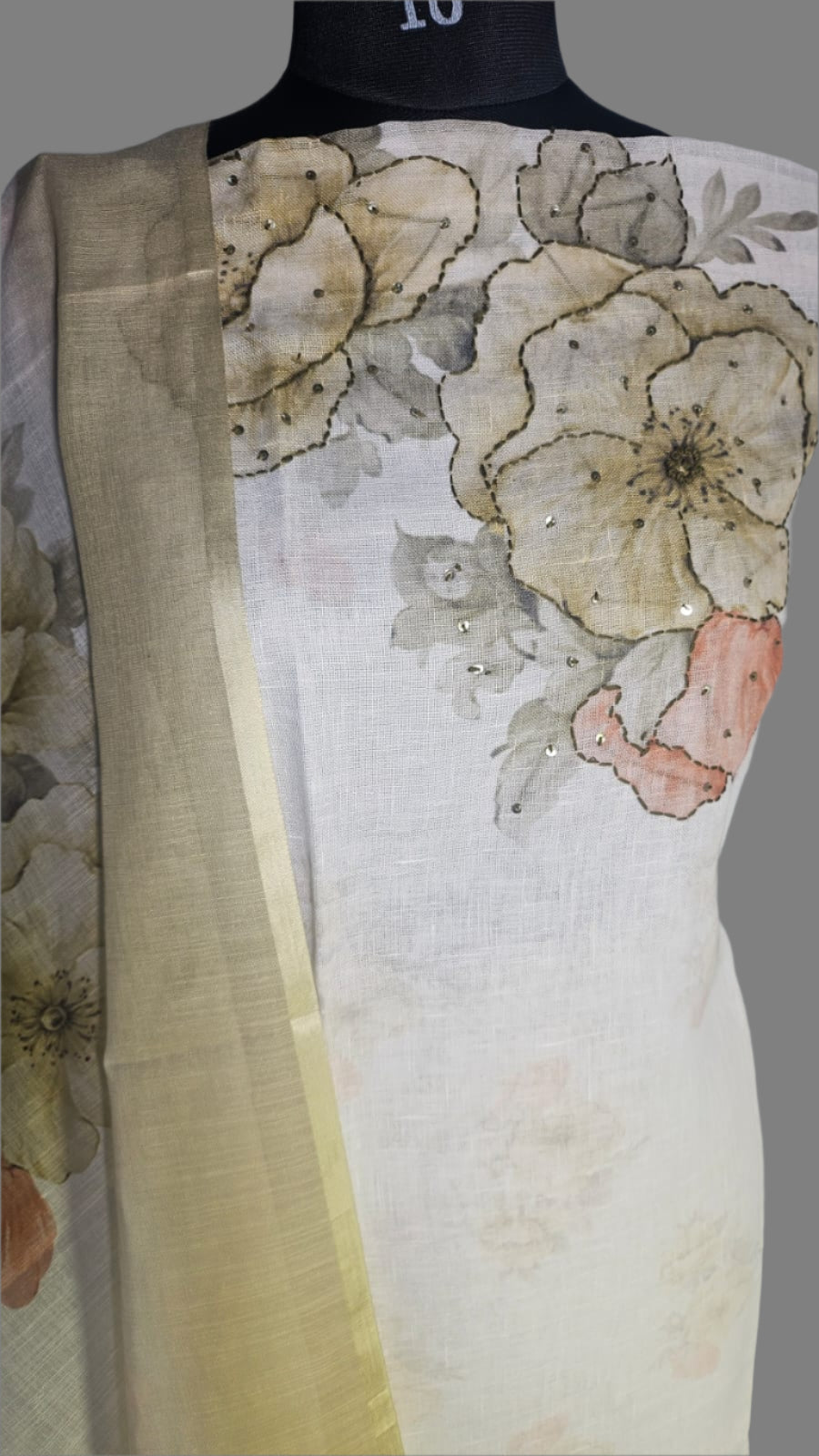 ऑफ-व्हाइट आर्किड किस के साथ मैजेंटा पुष्प प्रिंट फ्रिल्ड नाइटी।