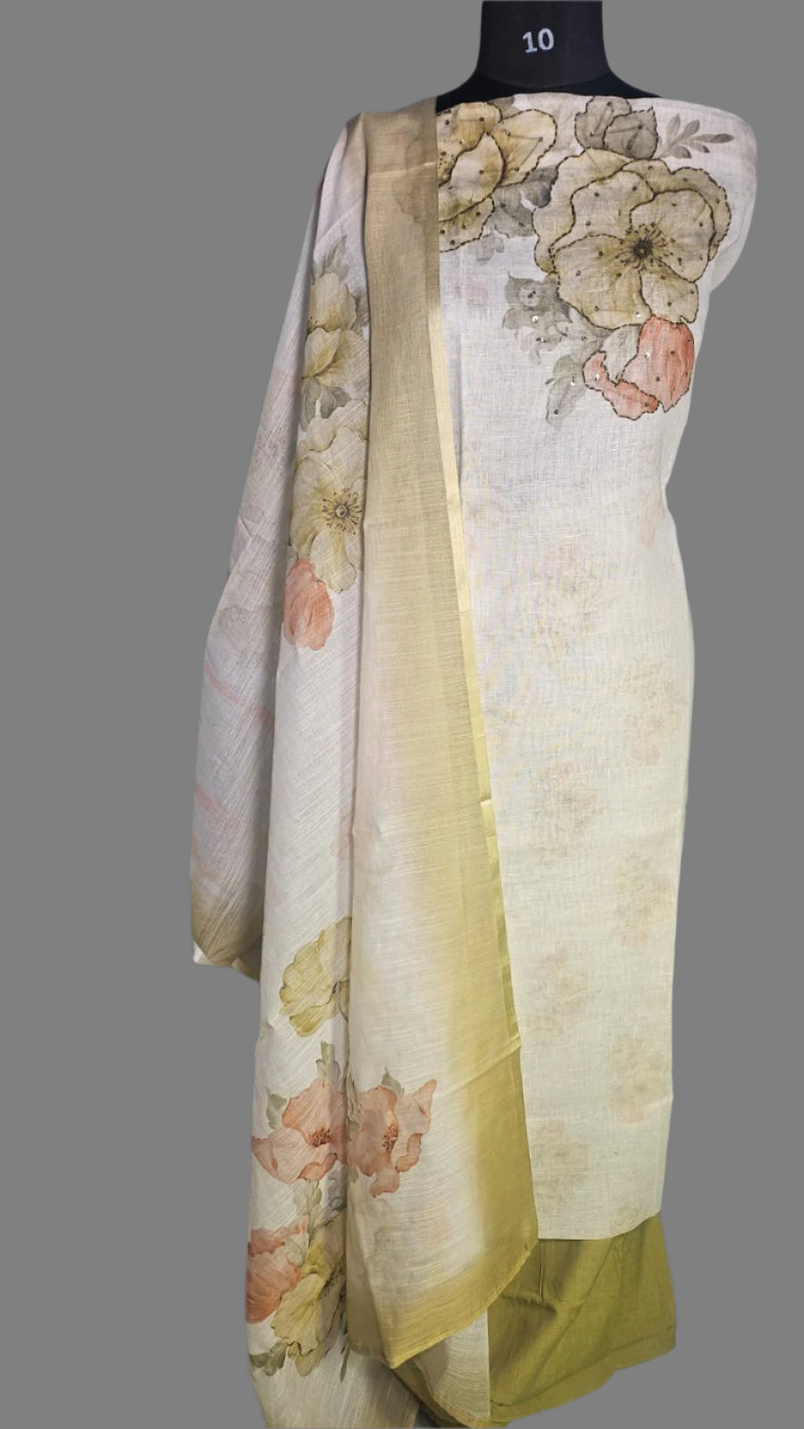 ऑफ-व्हाइट आर्किड किस के साथ मैजेंटा पुष्प प्रिंट फ्रिल्ड नाइटी।