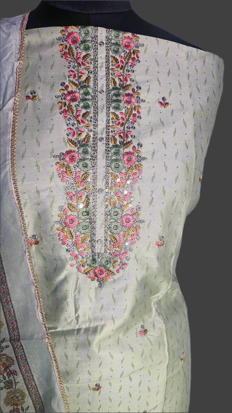 ऑफ-व्हाइट आर्किड किस के साथ मैजेंटा पुष्प प्रिंट फ्रिल्ड नाइटी।