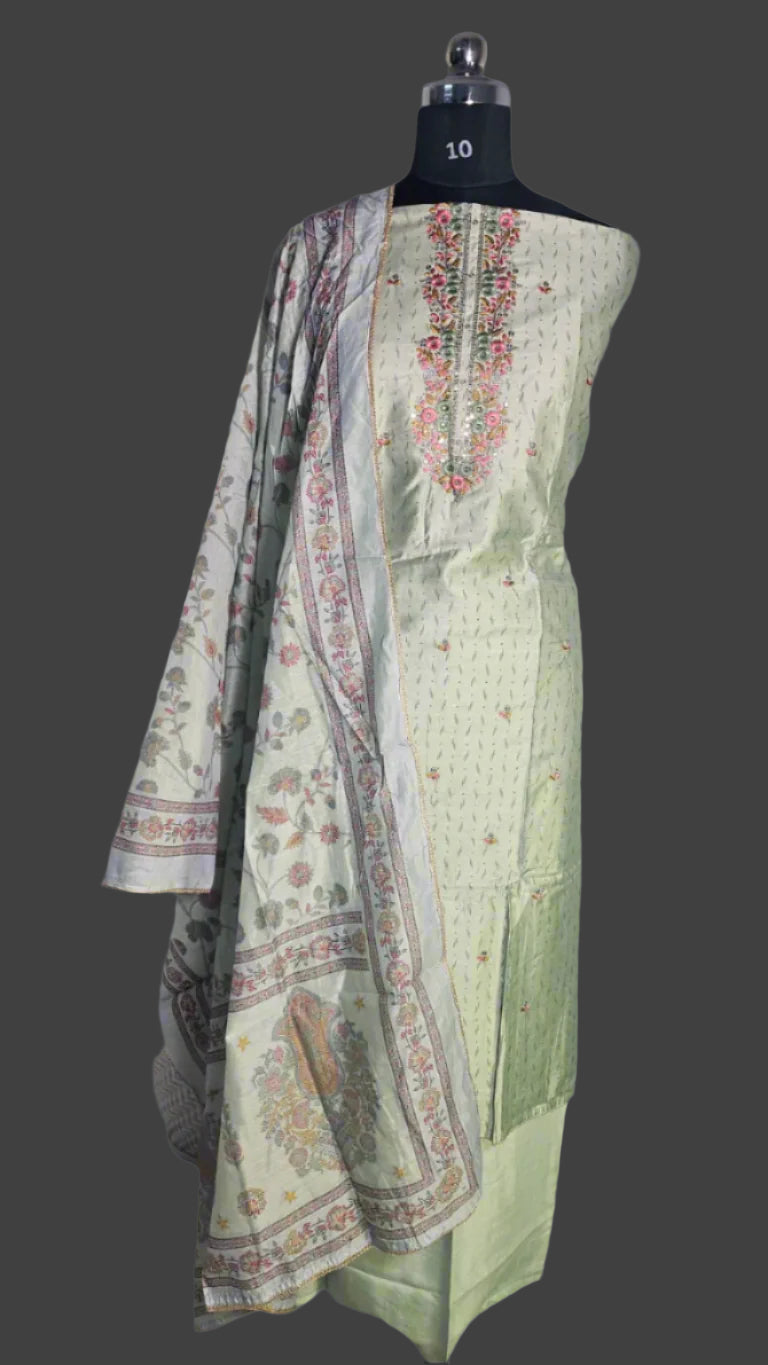 ऑफ-व्हाइट आर्किड किस के साथ मैजेंटा पुष्प प्रिंट फ्रिल्ड नाइटी।