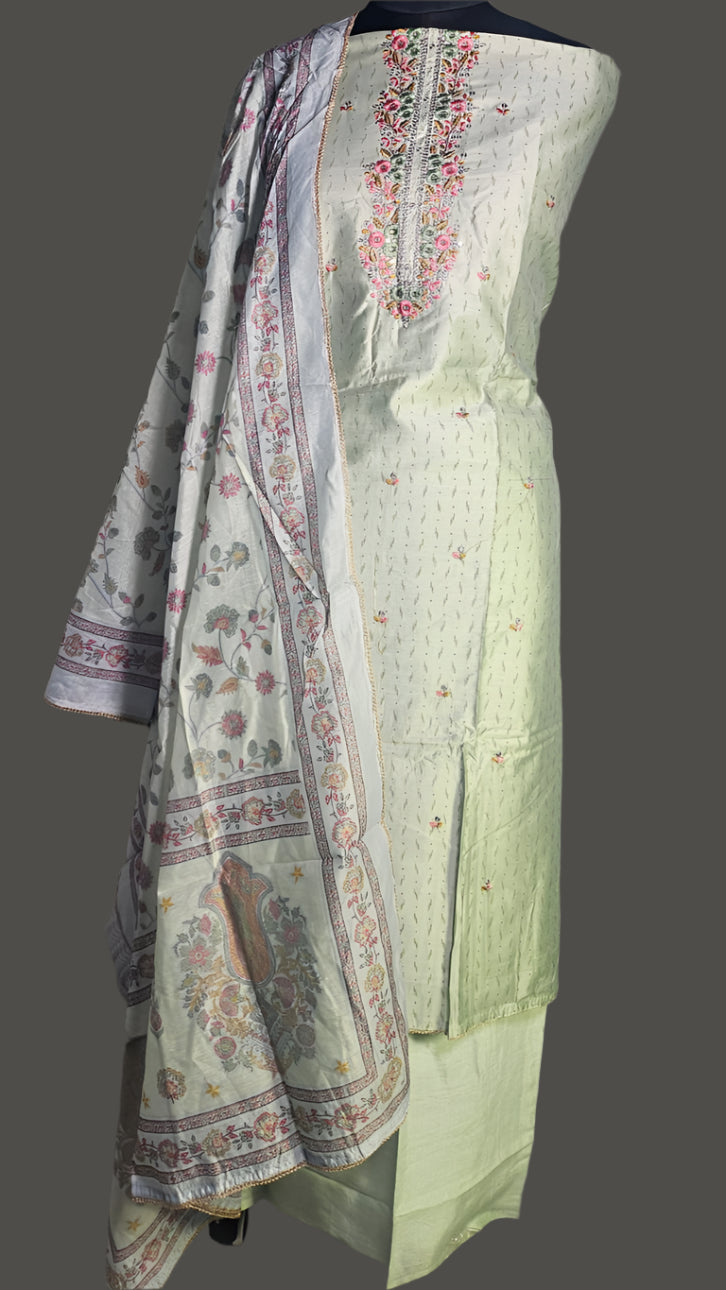 ऑफ-व्हाइट आर्किड किस के साथ मैजेंटा पुष्प प्रिंट फ्रिल्ड नाइटी।