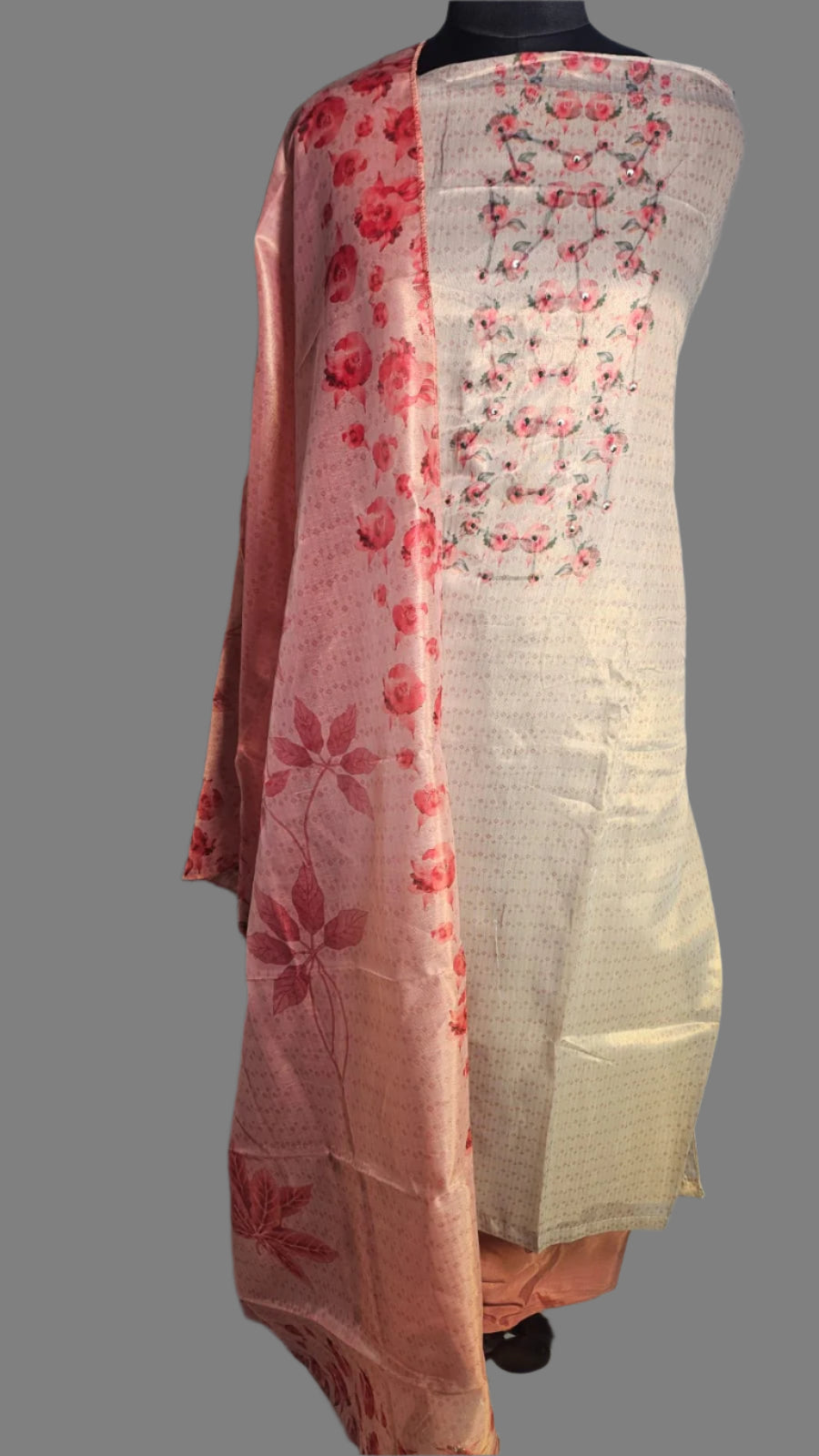 ऑफ-व्हाइट आर्किड किस के साथ मैजेंटा पुष्प प्रिंट फ्रिल्ड नाइटी।