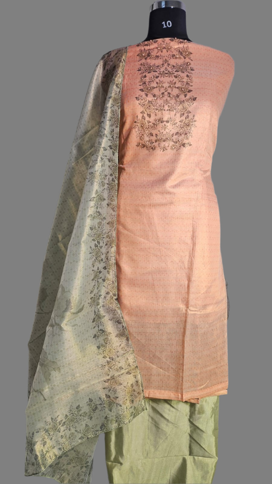 ऑफ-व्हाइट आर्किड किस के साथ मैजेंटा पुष्प प्रिंट फ्रिल्ड नाइटी।