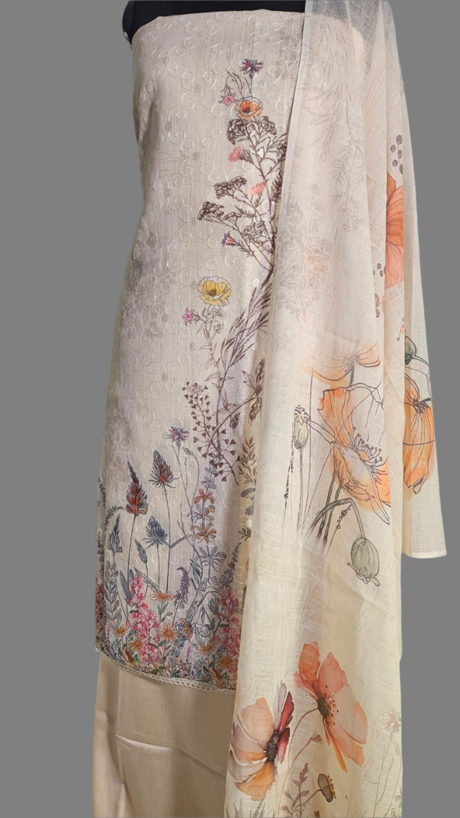 ऑफ-व्हाइट आर्किड किस के साथ मैजेंटा पुष्प प्रिंट फ्रिल्ड नाइटी।