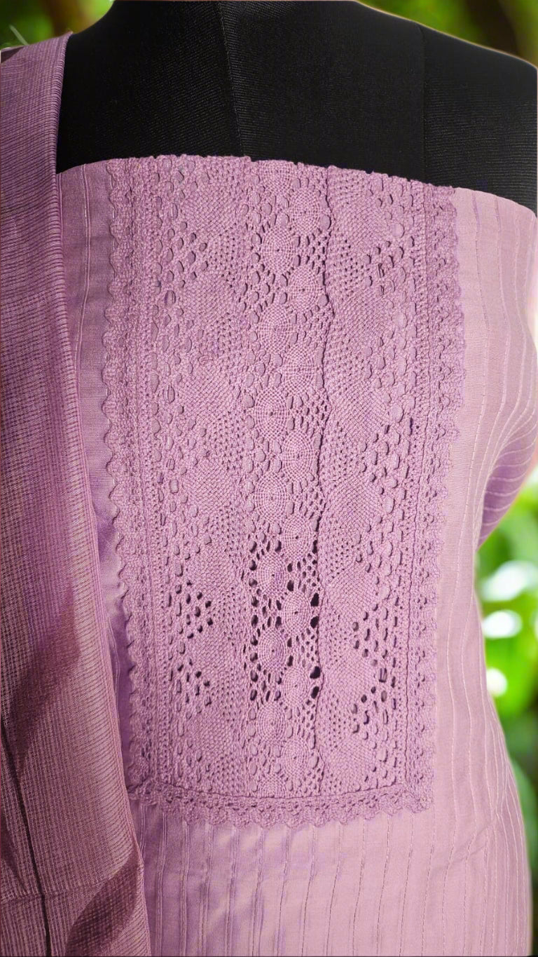 ऑफ-व्हाइट आर्किड किस के साथ मैजेंटा पुष्प प्रिंट फ्रिल्ड नाइटी।