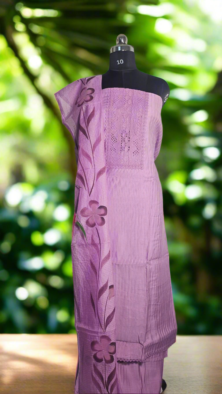 ऑफ-व्हाइट आर्किड किस के साथ मैजेंटा पुष्प प्रिंट फ्रिल्ड नाइटी।