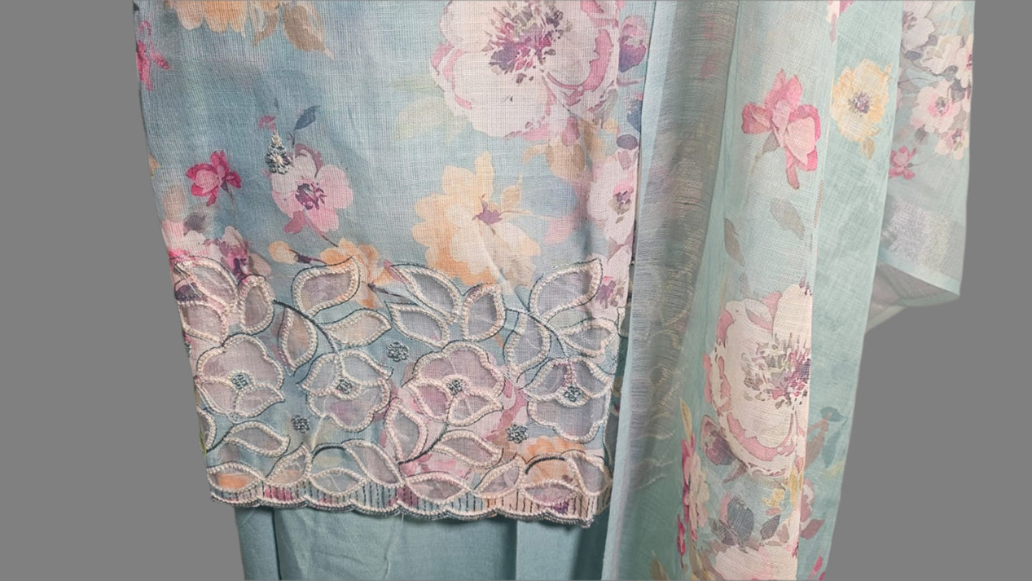 ऑफ-व्हाइट आर्किड किस के साथ मैजेंटा पुष्प प्रिंट फ्रिल्ड नाइटी।