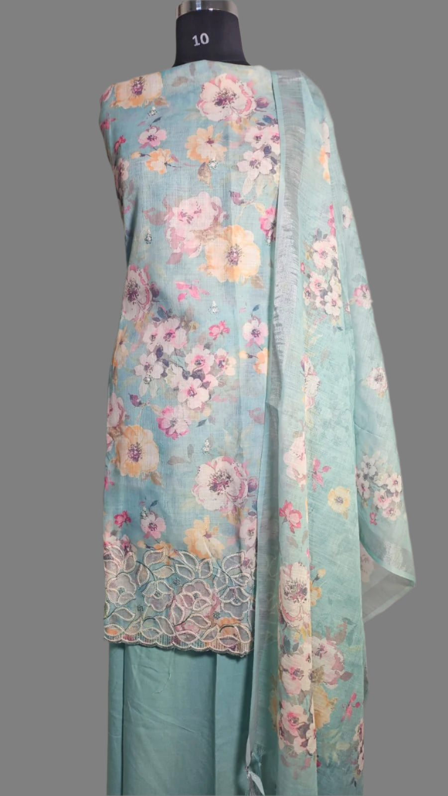 ऑफ-व्हाइट आर्किड किस के साथ मैजेंटा पुष्प प्रिंट फ्रिल्ड नाइटी।