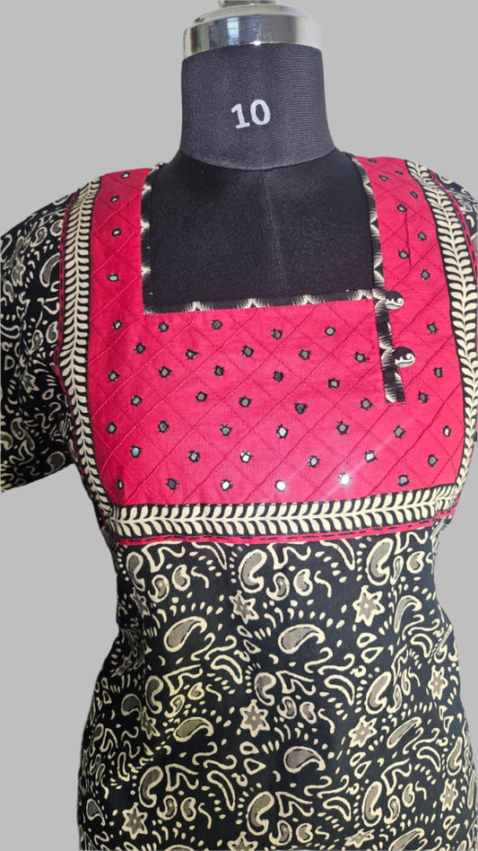 ऑफ-व्हाइट आर्किड किस के साथ मैजेंटा पुष्प प्रिंट फ्रिल्ड नाइटी।