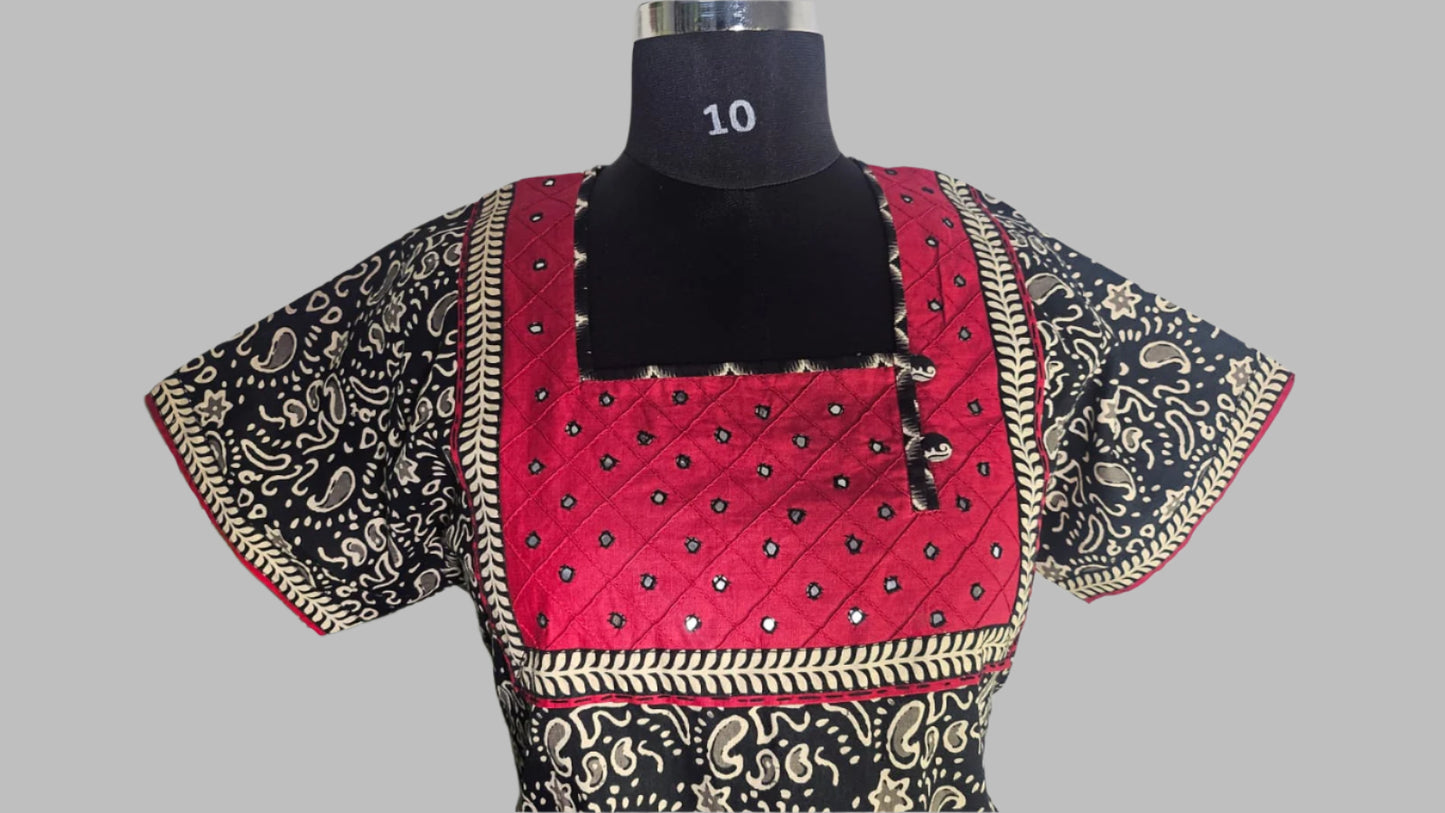 ऑफ-व्हाइट आर्किड किस के साथ मैजेंटा पुष्प प्रिंट फ्रिल्ड नाइटी।