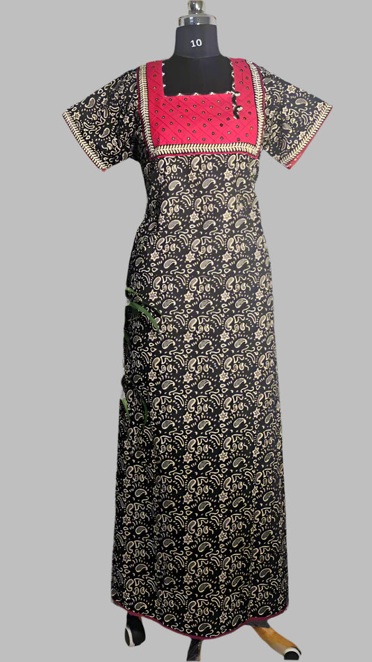 ऑफ-व्हाइट आर्किड किस के साथ मैजेंटा पुष्प प्रिंट फ्रिल्ड नाइटी।