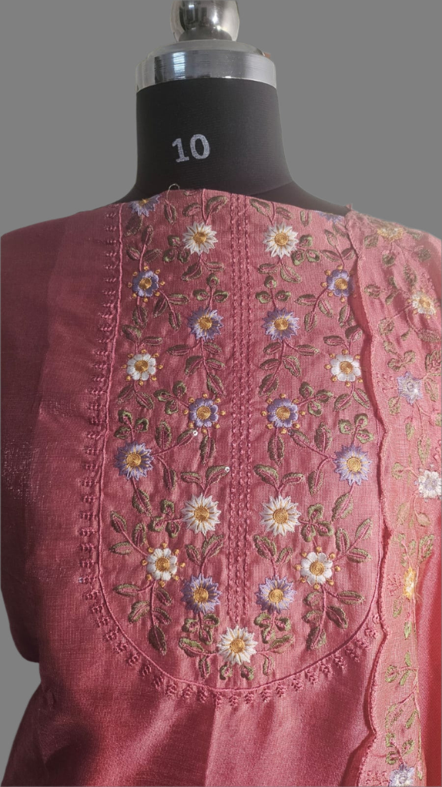 ऑफ-व्हाइट आर्किड किस के साथ मैजेंटा पुष्प प्रिंट फ्रिल्ड नाइटी।