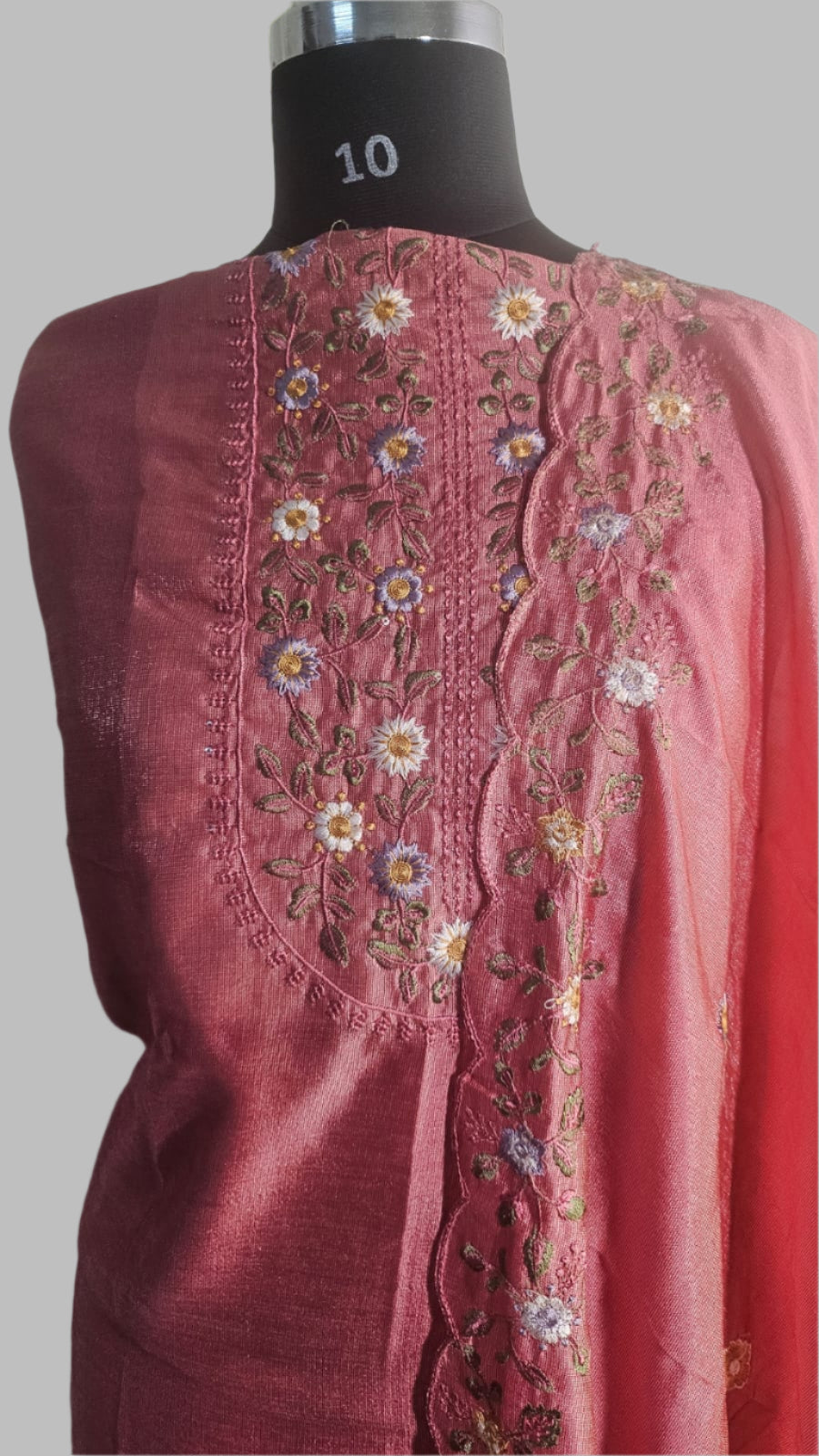 ऑफ-व्हाइट आर्किड किस के साथ मैजेंटा पुष्प प्रिंट फ्रिल्ड नाइटी।