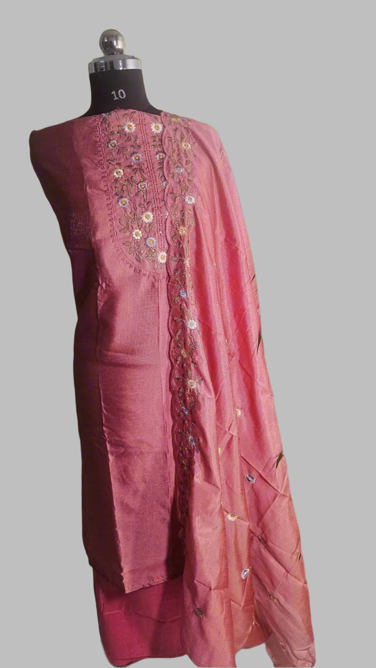 ऑफ-व्हाइट आर्किड किस के साथ मैजेंटा पुष्प प्रिंट फ्रिल्ड नाइटी।