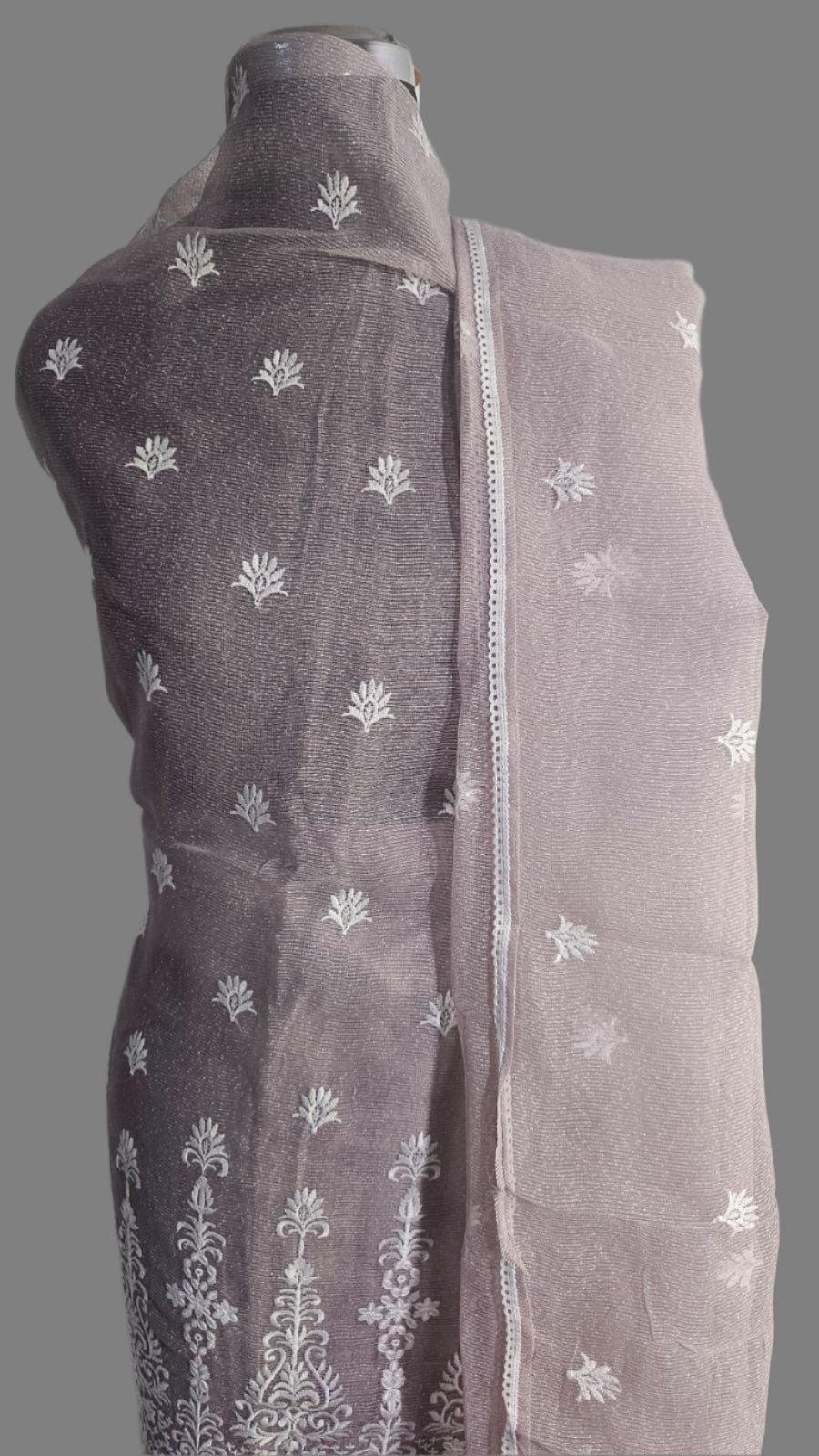 ऑफ-व्हाइट आर्किड किस के साथ मैजेंटा पुष्प प्रिंट फ्रिल्ड नाइटी।