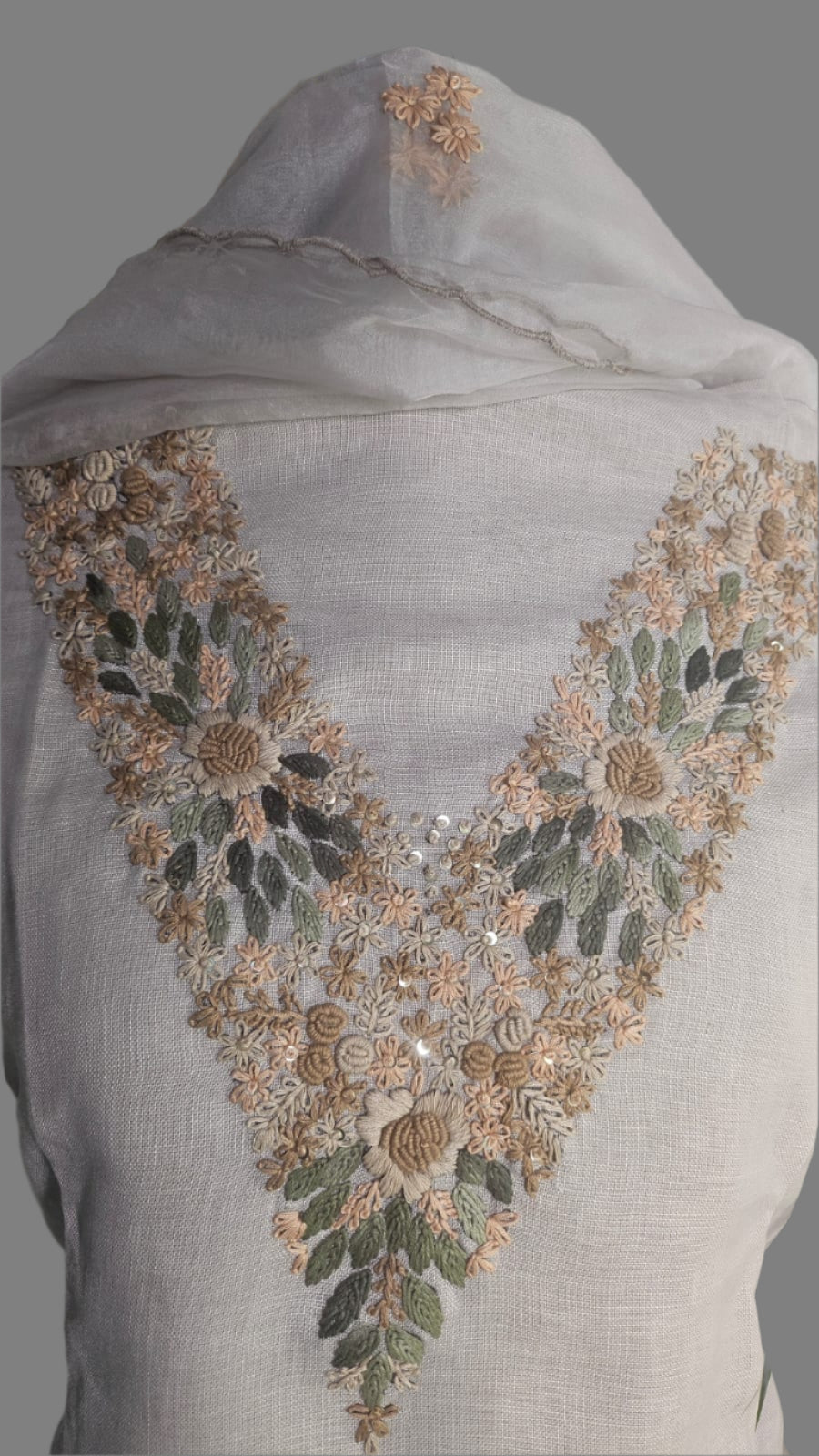 ऑफ-व्हाइट आर्किड किस के साथ मैजेंटा पुष्प प्रिंट फ्रिल्ड नाइटी।