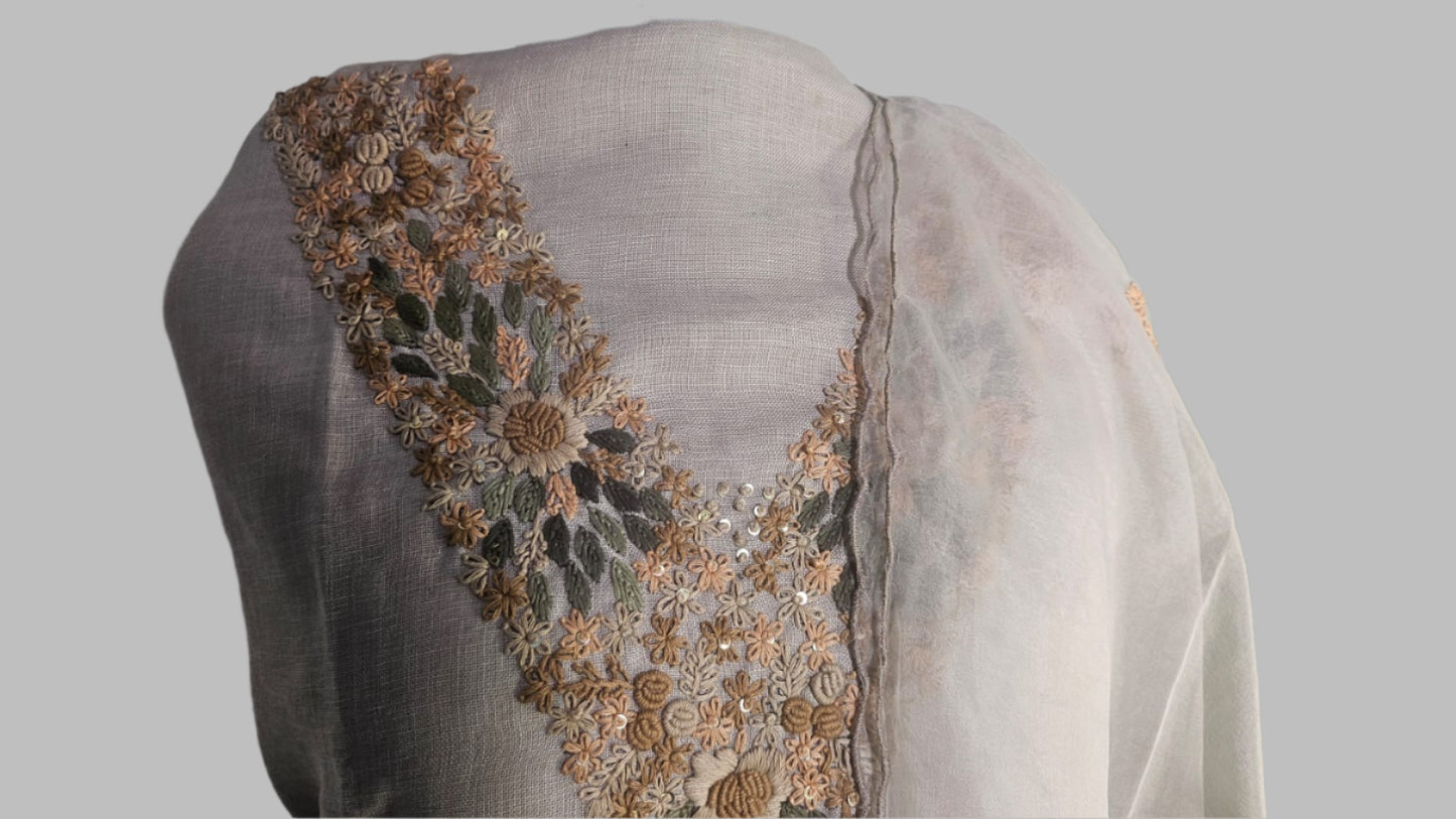 ऑफ-व्हाइट आर्किड किस के साथ मैजेंटा पुष्प प्रिंट फ्रिल्ड नाइटी।