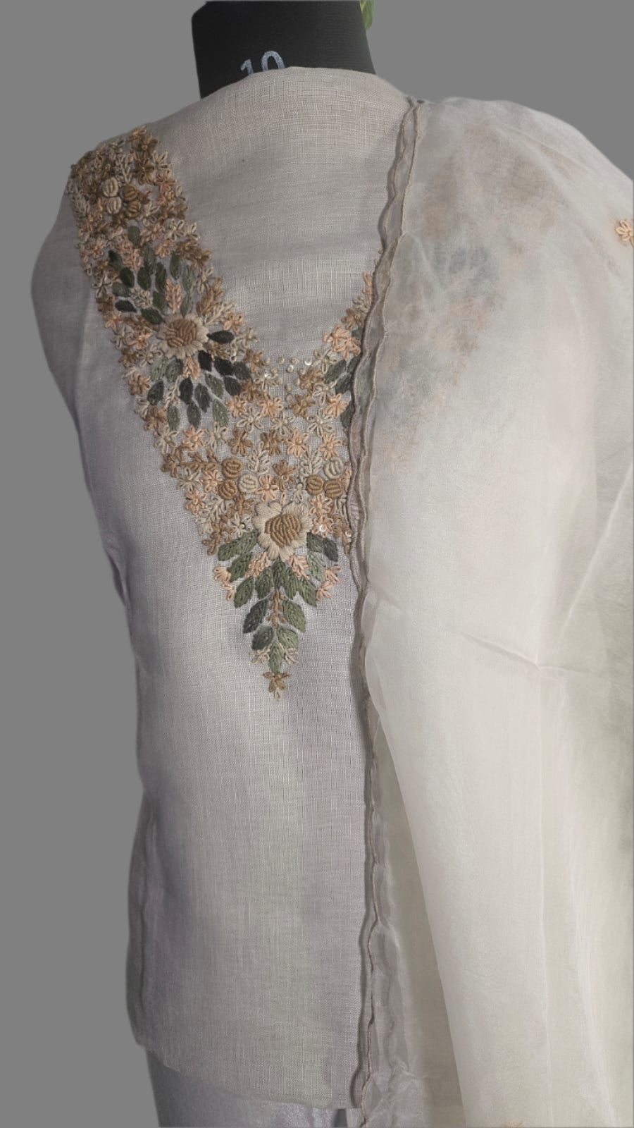 ऑफ-व्हाइट आर्किड किस के साथ मैजेंटा पुष्प प्रिंट फ्रिल्ड नाइटी।