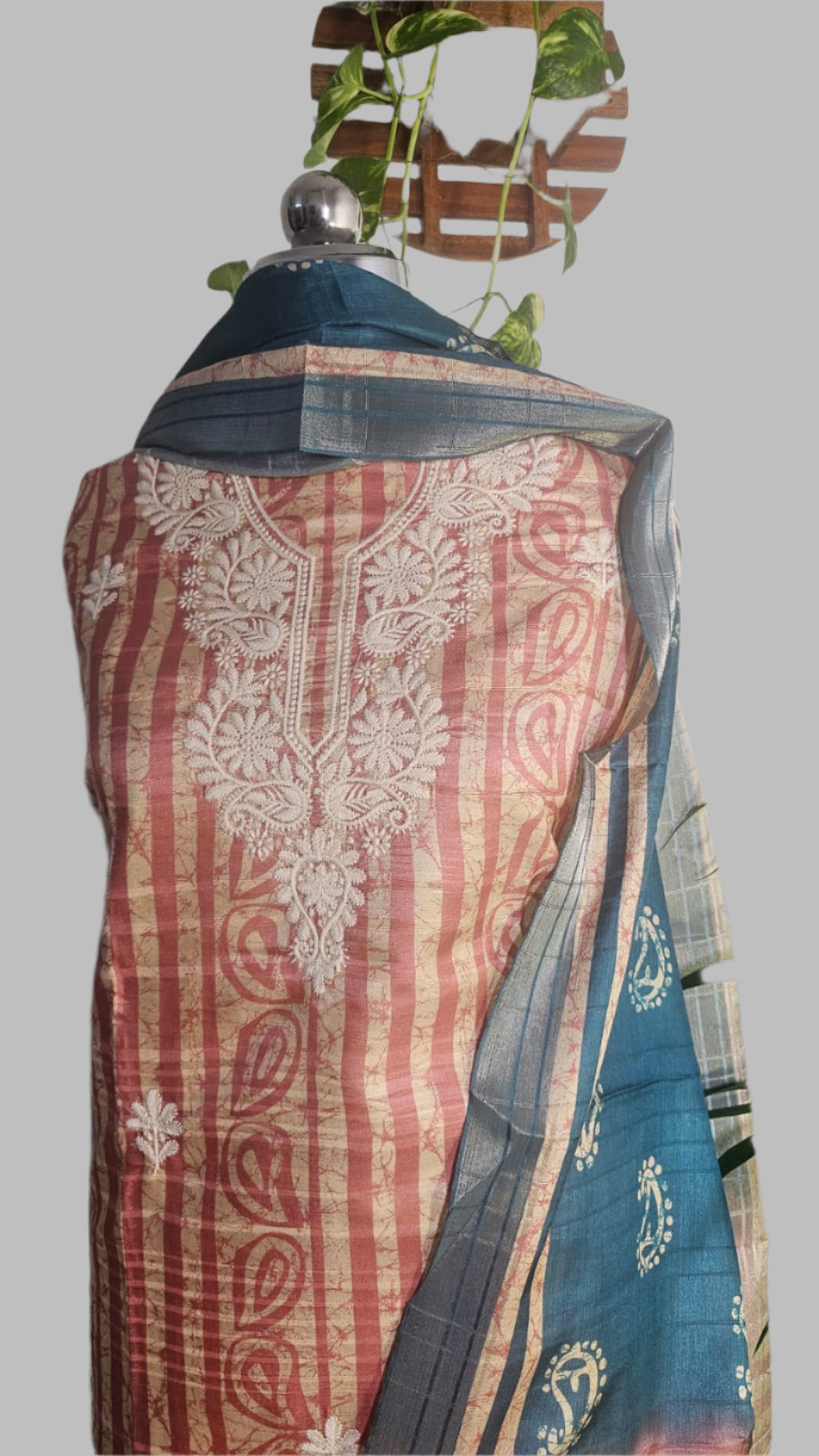 ऑफ-व्हाइट आर्किड किस के साथ मैजेंटा पुष्प प्रिंट फ्रिल्ड नाइटी।