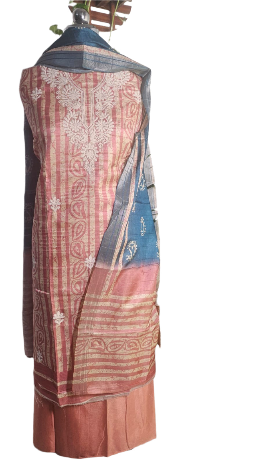 ऑफ-व्हाइट आर्किड किस के साथ मैजेंटा पुष्प प्रिंट फ्रिल्ड नाइटी।