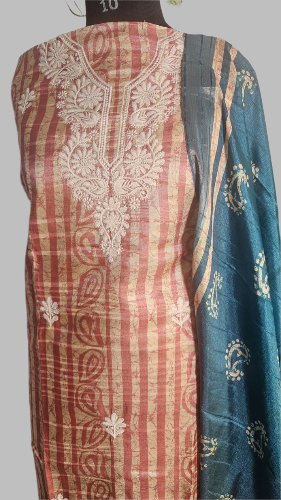 ऑफ-व्हाइट आर्किड किस के साथ मैजेंटा पुष्प प्रिंट फ्रिल्ड नाइटी।