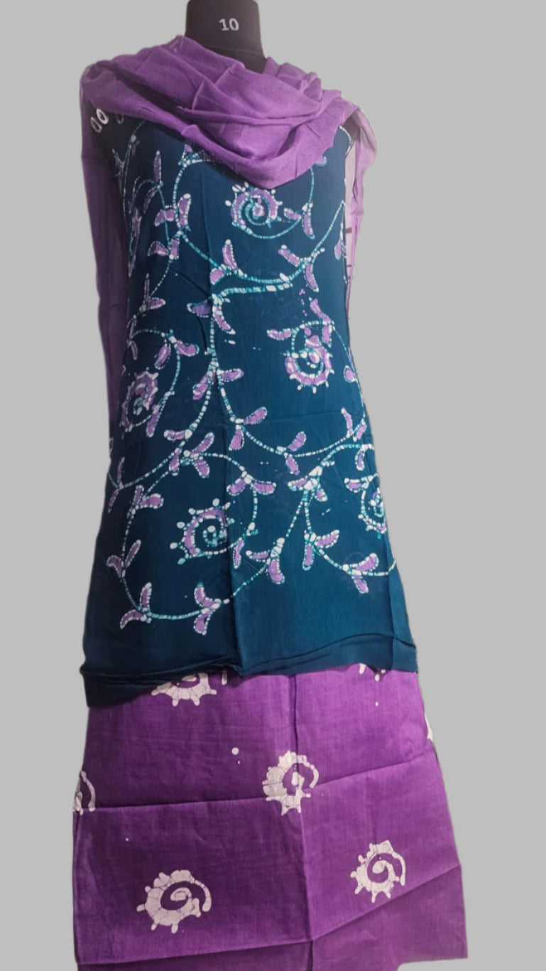 ऑफ-व्हाइट आर्किड किस के साथ मैजेंटा पुष्प प्रिंट फ्रिल्ड नाइटी।